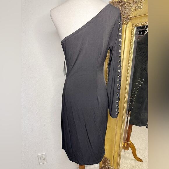NWT Carmen Marc Valvo Cut And Sew Dress in Black One Shoulder Size Small - Picture 3 of 6